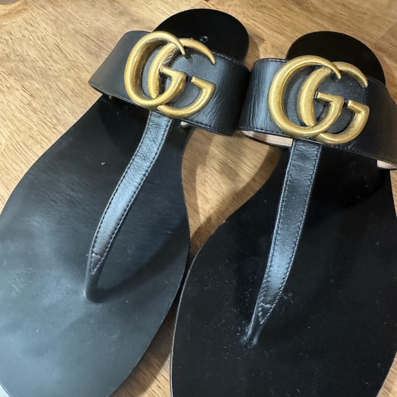Gucci Black Sandals with Gold Emblem and Thin Straps - Picture 10 of 10